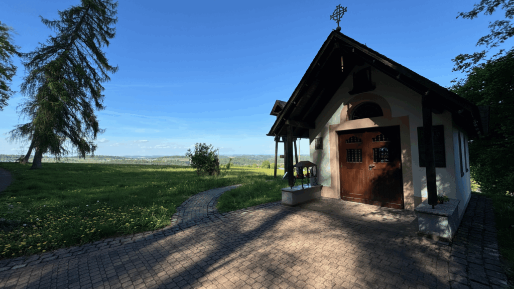 Marienkapelle bei Gackenbach mit weitem Fernblick
