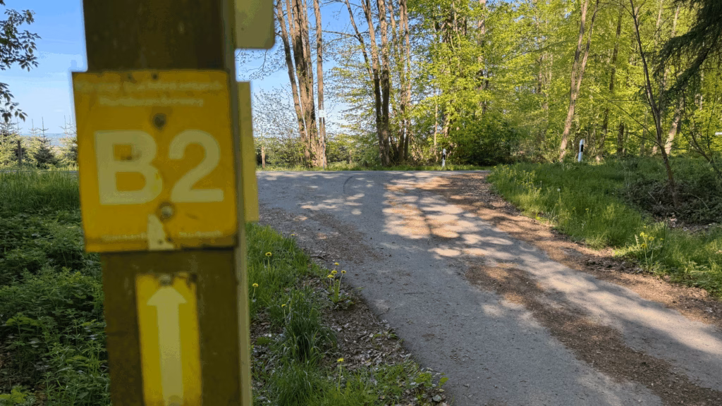 Beschilderte Straßenquerung auf dem B2-Weg bei Horbach