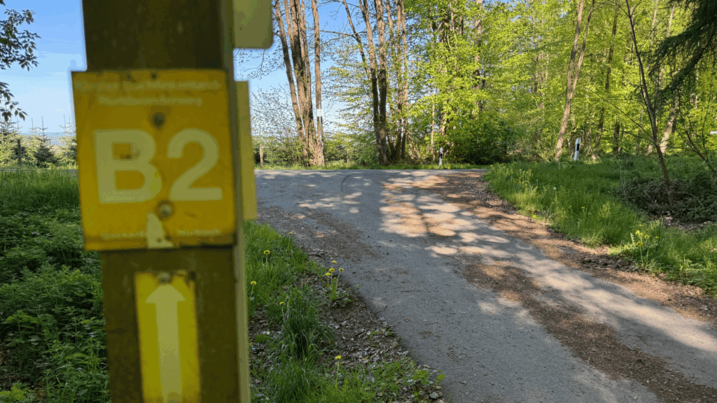 Beschilderte Straßenquerung auf dem B2-Weg bei Horbach
